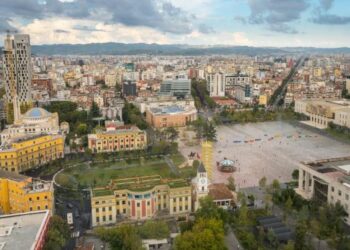 Ekonomia mbetet e dobët, turizmi jep pak ndikim në rritje. Në rënie industria dhe bujqësia