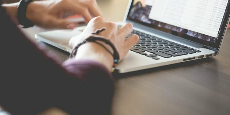 Paradoksi/ Shqipëria me më shumë akses në internet se rajoni, por me më pak njohuri për ta përdorur