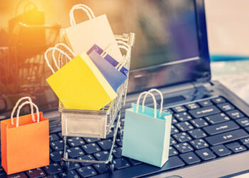 Shqiptarët rrisin blerjet online, kryesojnë rrobat dhe këpucët