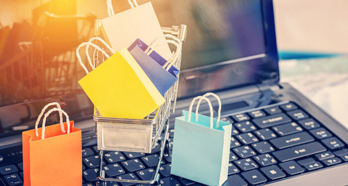 Shqiptarët rrisin blerjet online, kryesojnë rrobat dhe këpucët