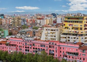 Migrimi i brendshëm po “than” qarqet, popullsia e 9 rretheve iku drejt Tiranës dhe Durrësit më 2022