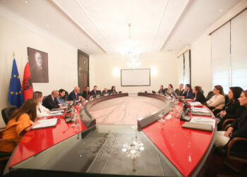 Qeveria rishikon buxhetin. 5 mijë lekë për të varfërit, një rrogë shtesë për administratën