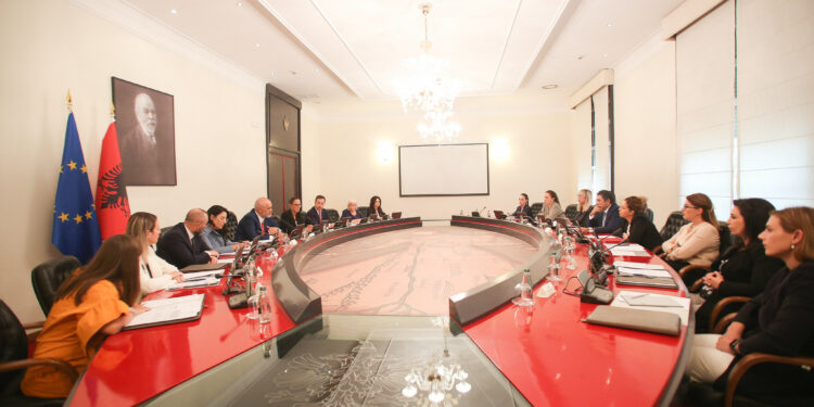 Qeveria rishikon buxhetin. 5 mijë lekë për të varfërit, një rrogë shtesë për administratën