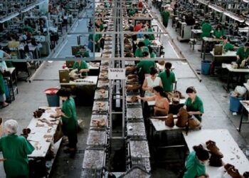 Raporti i zhbalancuar me rajonin/ Shqiptarët punojnë më shumë orë, paguhen më pak