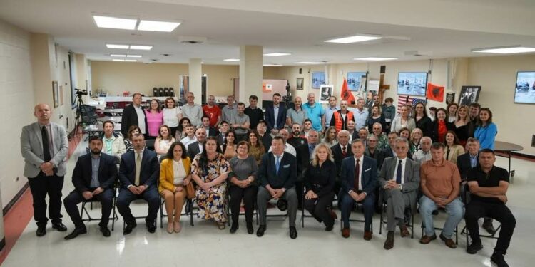 Dr. Skender Murtezani me anëtarët e “Vatra Queens” kërkojnë të sjellin eshtrat e At Fan Nolit në Shqipëri