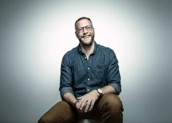 Ky krijues e rriti biznesin e tij në 600 mijë dollarë në vetëm 18 muaj! Këtu është procesi i tij me 3 hapa që duhet të ndiqni