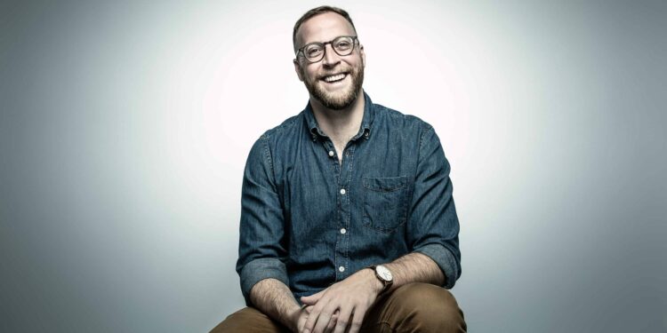 Ky krijues e rriti biznesin e tij në 600 mijë dollarë në vetëm 18 muaj! Këtu është procesi i tij me 3 hapa që duhet të ndiqni