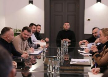 Blegtorët në protestë për qumështin, Denaj mbledh përpunuesit: Gjeni gjuhën e përbashkët