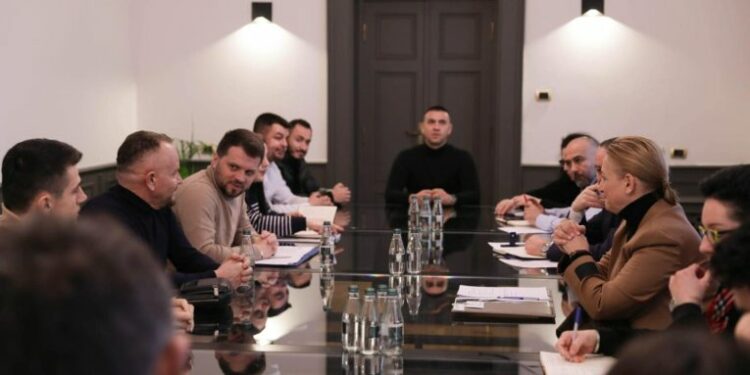 Blegtorët në protestë për qumështin, Denaj mbledh përpunuesit: Gjeni gjuhën e përbashkët