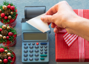 Konsumi/ Nga dekorimet e veshjet festive, te shërbime fotografike e pajisje teknologjike, si kanë qenë blerjet e shqiptarëve në periudhën e festave