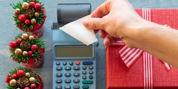 Konsumi/ Nga dekorimet e veshjet festive, te shërbime fotografike e pajisje teknologjike, si kanë qenë blerjet e shqiptarëve në periudhën e festave