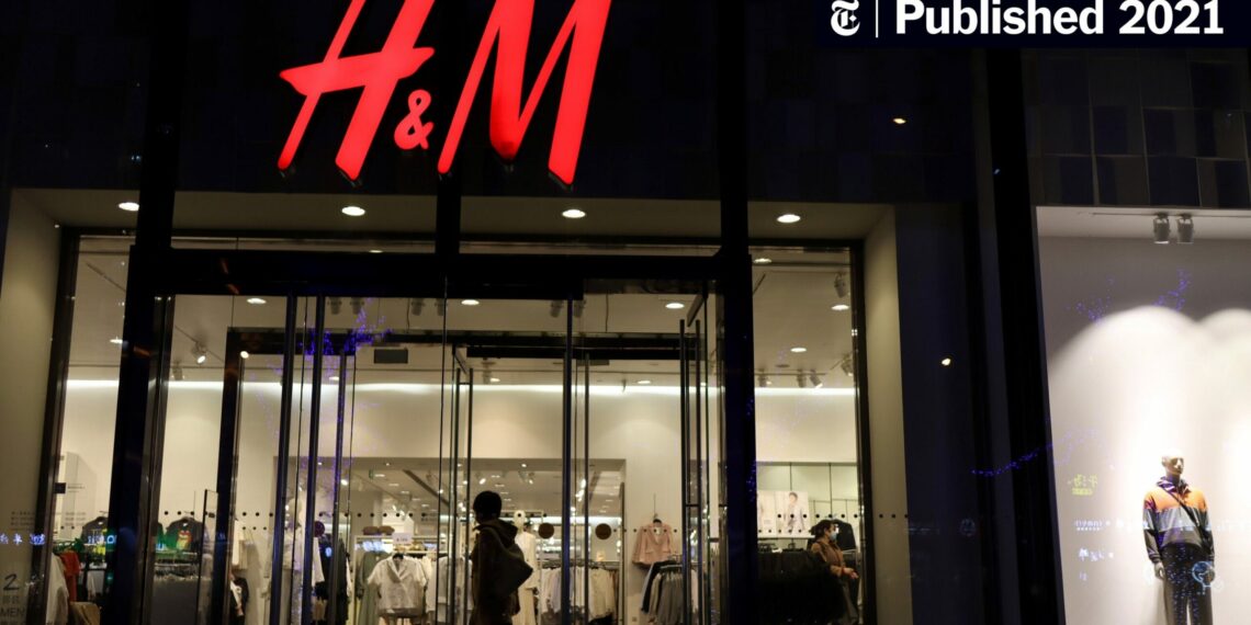 H&M tërheq reklamën e uniformës së shkollës, pasi akuzohet për seksualizimin e fëmijëve