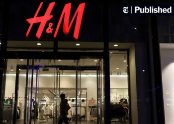 H&M tërheq reklamën e uniformës së shkollës, pasi akuzohet për seksualizimin e fëmijëve
