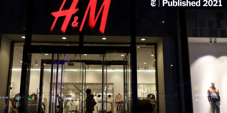 H&M tërheq reklamën e uniformës së shkollës, pasi akuzohet për seksualizimin e fëmijëve