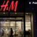 H&M tërheq reklamën e uniformës së shkollës, pasi akuzohet për seksualizimin e fëmijëve
