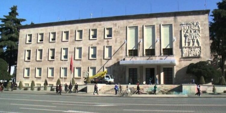 Protestat kundër euros/ Në mes të janarit eksportuesit zbresin në shesh me punonjësit