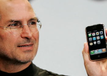 iPhone-i mbush 17 vjet