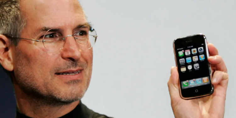 iPhone-i mbush 17 vjet