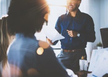 A duhet t’ua tregoni kolegëve pagën tuaj?