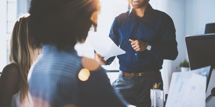 A duhet t’ua tregoni kolegëve pagën tuaj?