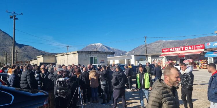 Përpunuesit ulën çmimin e qumështit, blegtorët nisin protestat me bllokim rrugësh