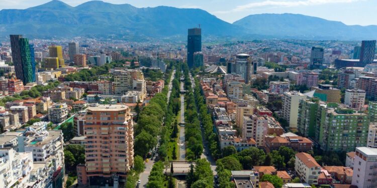 Zbardhet udhëzimi për zbritjen e çmimeve të referencës nga 1% çdo vit, por jo më shumë se 30% në rast shitjeje për apartamentet, dyqanet, parkimet, fabrikat; Shembujt e Financave