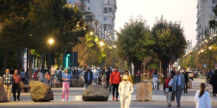 Besimi tek ekonomia i lëkundur, e “ushqen” ndërtimi