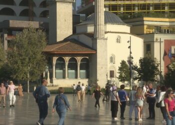 Turizëm i “kripur”, shqiptarët e të huajt do të paguajnë deri në 35% më shumë