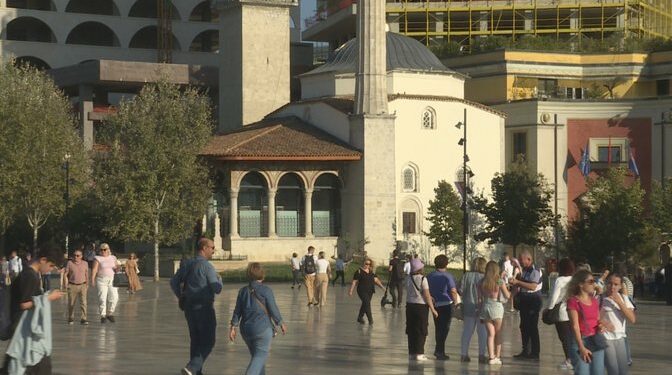 Turizëm i “kripur”, shqiptarët e të huajt do të paguajnë deri në 35% më shumë