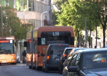 Transporti në krizë, kërkohen 500 shoferë. Mema: Paga 90 mijë lekë, drejtuesit e autobusëve punojnë jashtë orarit