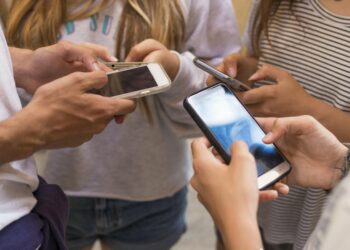 Shteti i parë në botë miraton ligjin që ndalon përdorimin e rrjeteve sociale nga fëmijët nën 16 vjeç