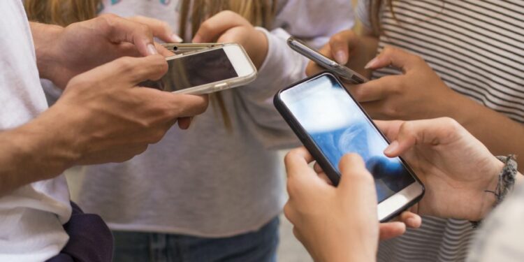 Shteti i parë në botë miraton ligjin që ndalon përdorimin e rrjeteve sociale nga fëmijët nën 16 vjeç