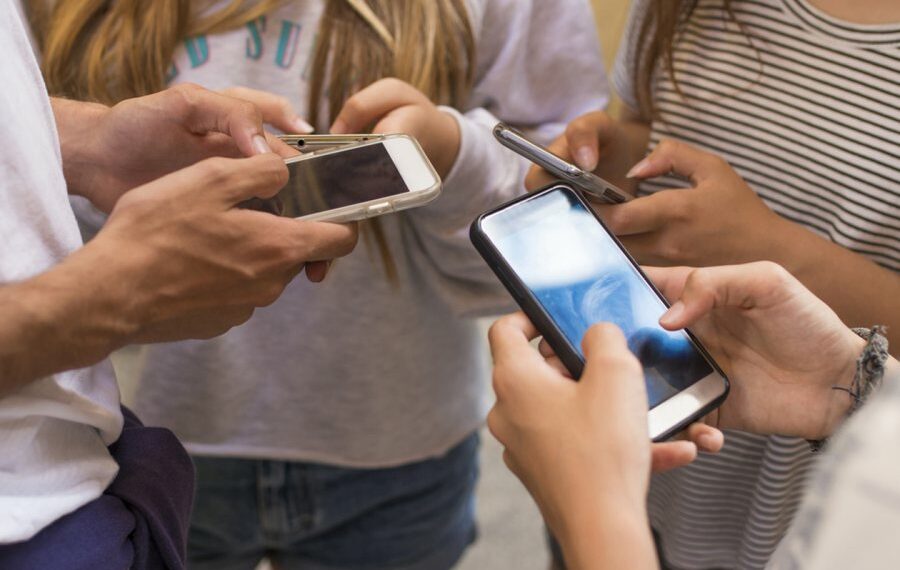 Shteti i parë në botë miraton ligjin që ndalon përdorimin e rrjeteve sociale nga fëmijët nën 16 vjeç