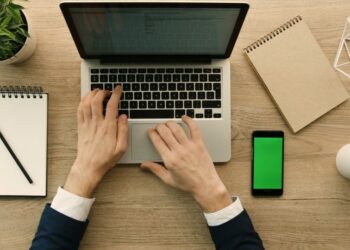 Email-et jashtë orarit, të dëmshëm apo jo për punonjësit