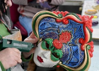 Maskat e prodhuara në Shqipëri “pushtojnë” karnavalet e Venecias – Shqiptari që ka 8 dyqane në Venecia e krijon 20 mijë të tilla çdo vit