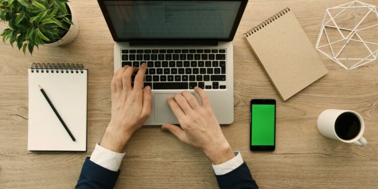 Email-et jashtë orarit, të dëmshëm apo jo për punonjësit