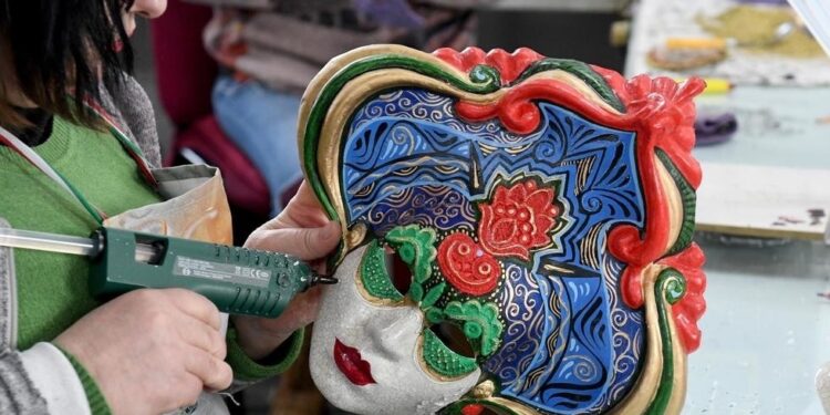 Maskat e prodhuara në Shqipëri “pushtojnë” karnavalet e Venecias – Shqiptari që ka 8 dyqane në Venecia e krijon 20 mijë të tilla çdo vit