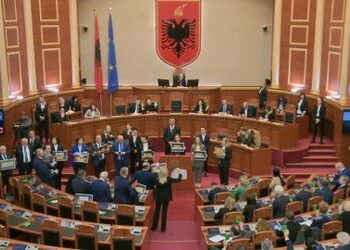 Rikthehen bastet sportive/ Socialistët miratojnë në vetëm 15 minuta ligjin e shumëdebatuar