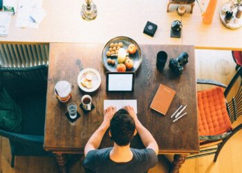 Gjërat që njerëzit produktivë bëjnë 10 minutat e para në zyrë