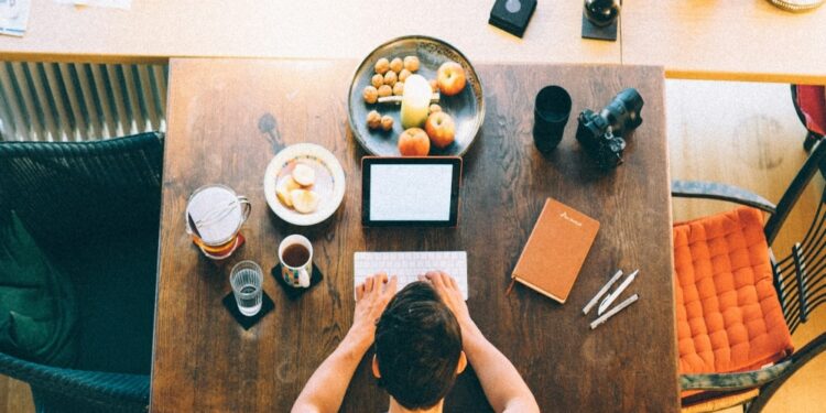 Gjërat që njerëzit produktivë bëjnë 10 minutat e para në zyrë