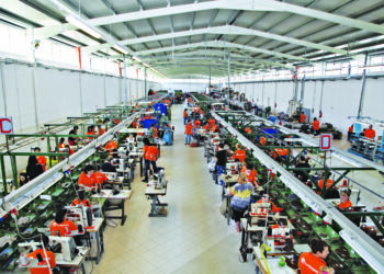 Në 2022, punonjësit prodhuan më shumë, por u paguan më pak, ndërsa bizneset arritën fitime rekord