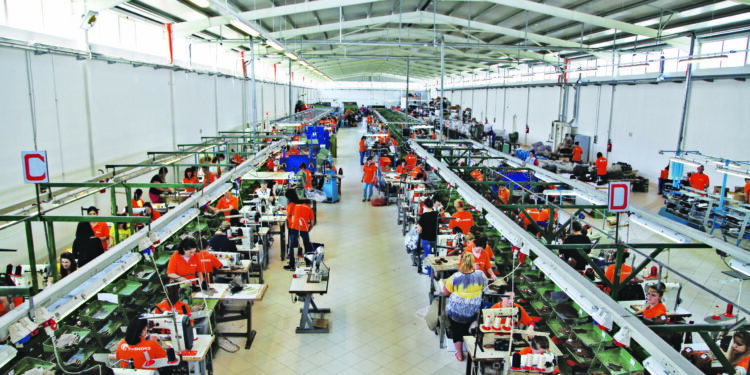 Në 2022, punonjësit prodhuan më shumë, por u paguan më pak, ndërsa bizneset arritën fitime rekord