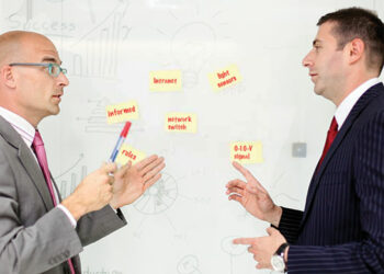 Gjërat që nuk guxoni t’ia thoni shefit tuaj