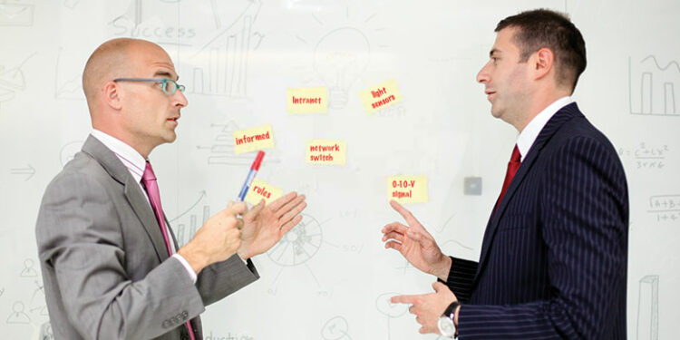 Gjërat që nuk guxoni t’ia thoni shefit tuaj