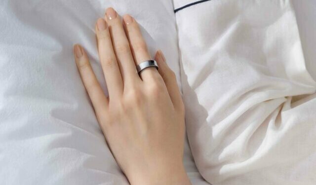 Prezantohet “unaza inteligjente”, do të monitorojë rrahjet e zemrës dhe problemet me gjumin