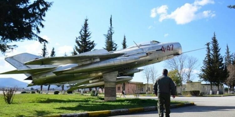 A do kthehet Shqipëria në një “superfuqi” ushtarake në Ballkan? – Shifrat/ Si do të ndikojë Baza e Kuçovës në renditjen ushtarake të vendit