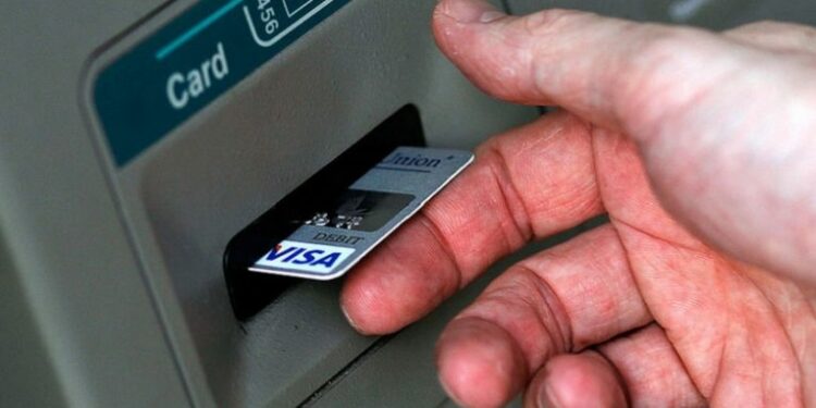 Paraja cash preferohet më pak, shënohet një rekord i ri i numrit të bankomateve