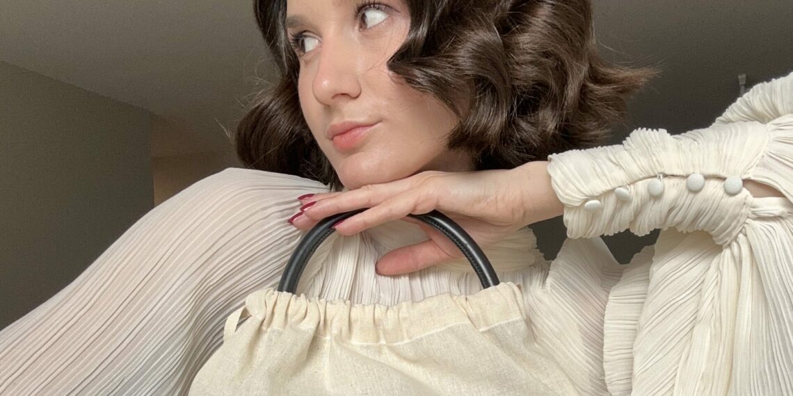 E nisi nga zero sot tregton çantat më të shtrenjta. Njihuni me shqiptaren virale në rrjet