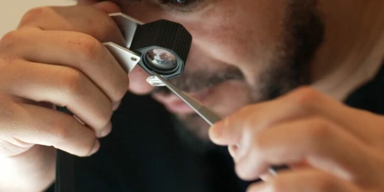 Vendi që është lider global në tregtimin e diamanteve