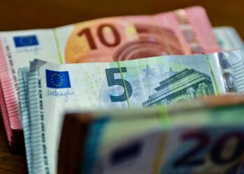 Euro drejt 100 lekëve gjatë verës? Këshillat e ekspertëve